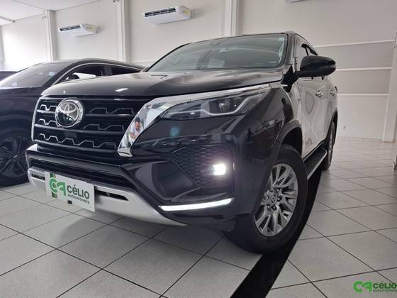 TOYOTA HILUX SW4 2.8 D-4D TURBO DIESEL SRX 7L 4X4 AUTOMÁTICO